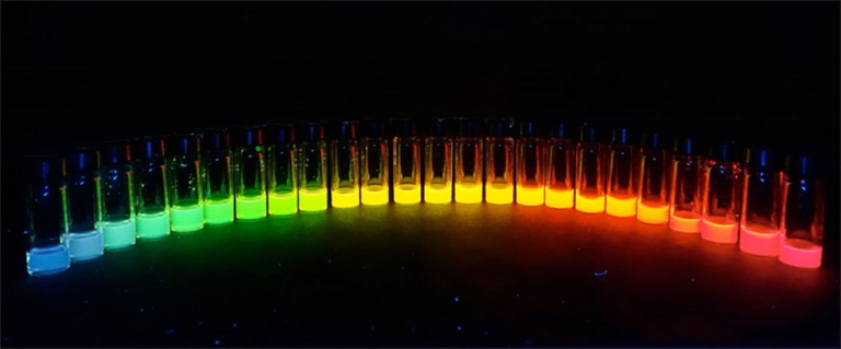 شکل 5- تصویری از نقاط کوانتومی با رنگ‌های مختلف (ناشی از اندازه‌ و ترکیب شیمیایی مختلف آن‌ها).